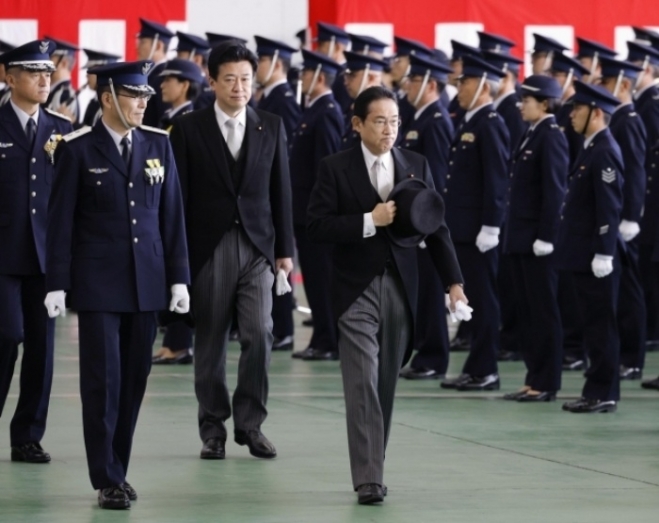 기시다 후미오 일본 총리가 11일 항공자위대 이루마 기지에서 열린 사열식에 참석했다. 연합뉴스