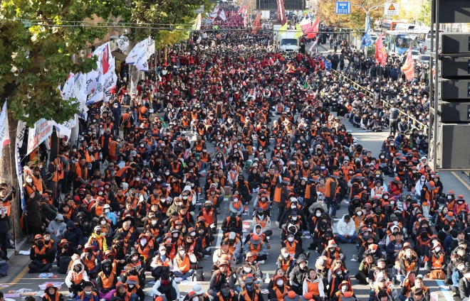 11일 서울 서대문역 사거리에서 민주노총 전국노동자대회가 열리고 있다.