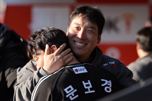 LG 문보경이 2점 홈런을 친 뒤 더그아웃에서 김현수와 기뻐하고 있다. 김현수는 1회초 2점 홈런을 쳤다.