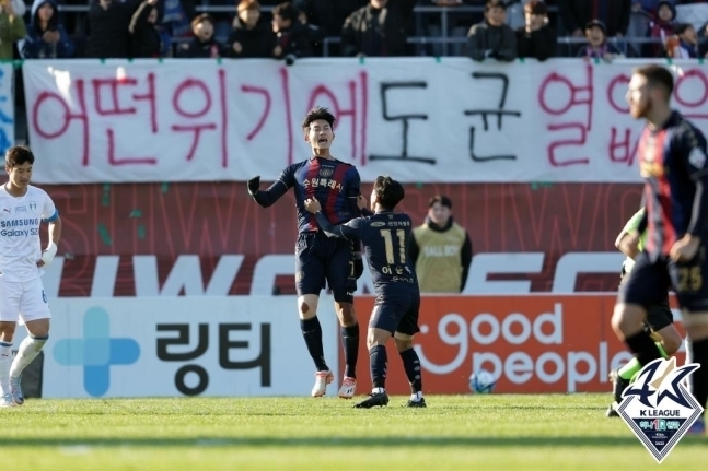 올 시즌 네 번째 ‘수원더비’가 열린 12일 수원 삼성에 1-2로 뒤진 상황에서 동점골을 넣고 기뻐하는 수원FC 김현. 한국프로축구연맹 제공