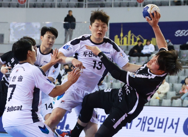 12일 서울 SK핸드볼경기장에서 열린 신한 SOL Pay 23-24 핸드볼 H리그 SK 호크스 대 두산의 경기에서 두산 선수들이 SK 박세웅(오른쪽)의 슛을 막고 있다.