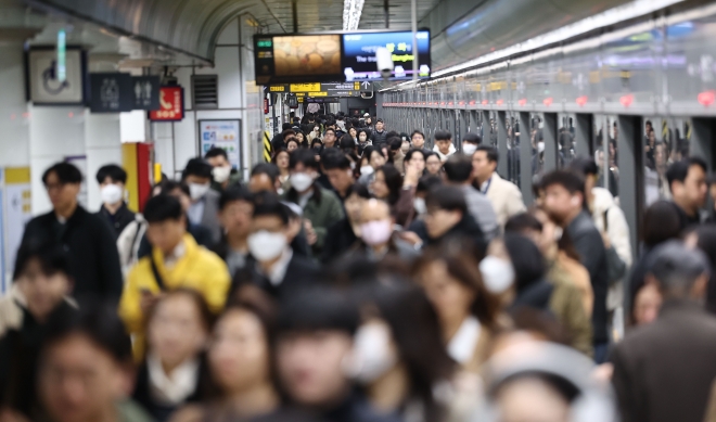 10일 오전 서울 지하철 광화문역에서 시민들이 열차에서 내리고 있다. 2023.11.10 연합뉴스