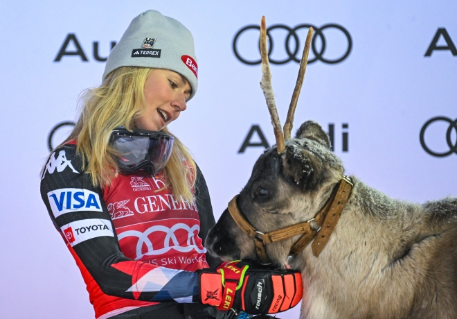 미케일라 시프린이 12일 FIS 알파인 월드컵 스키 여자 회전 경기에서 우승한 뒤  순록과 기쁨을 나누고 있다. EPA 연합뉴스