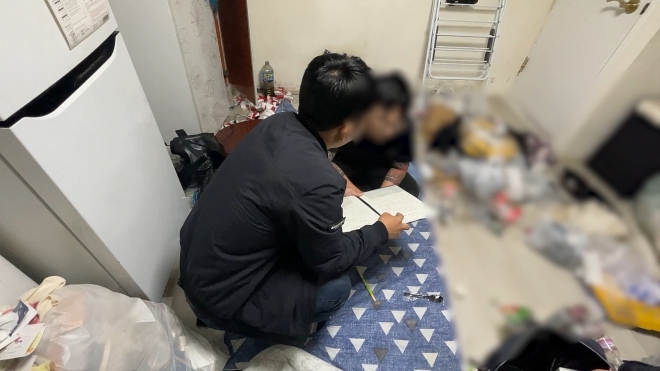 경찰이 대포통장 유통조직 소속 일원을 그의 자택에서 검거하는 모습. 경기남부경찰청 제공