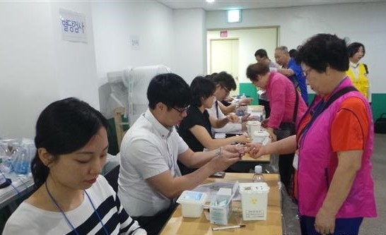 서울의 한 지자체에서 주민들을 상대로 당뇨 혈당 검사를 진행하고 있다. 서울신문 DB