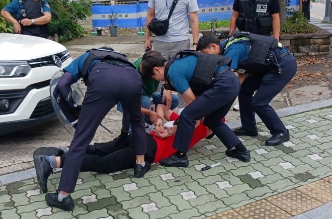 지난 9월 21일 세종경찰청이 조치원역 광장 등에서 흉기 난동 범죄 관련 야외 기동훈련(FTX)을 실시하고 있다. 세종경찰청 제공