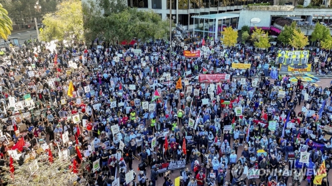 아시아태평양경제협력체(APEC) 회의가 개막한 미국 캘리포니아주 샌프란시스코에서 12일(현지시간) APEC 반대 시위대가 거리를 점령하고 있다. 샌프란시스코 AP 연합뉴스