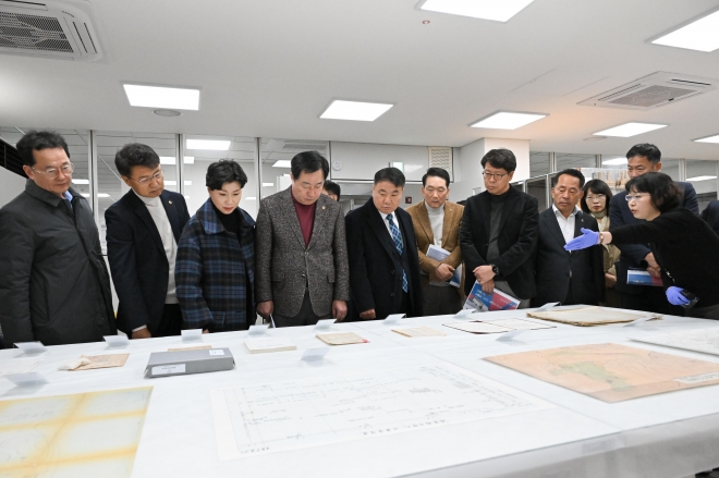 주택공간위원회는 서울기록원의 주요 기능에 대해 보고받고 질의응답 시간을 가진 후, 내부 시설을 견학했다.