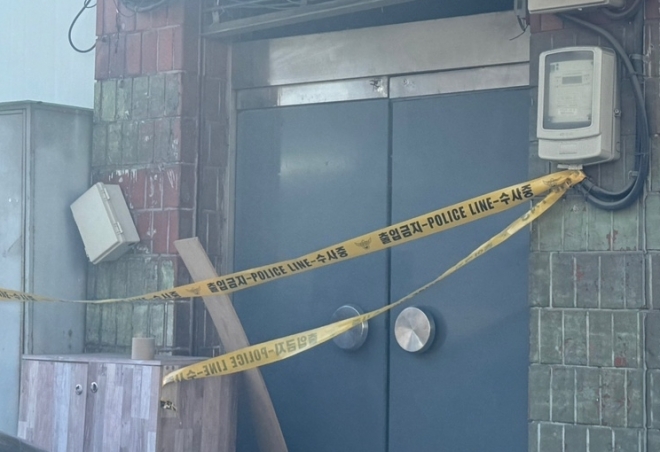 지난달 12일 서울 영등포구의 한 건물 소유주인 80대 남성이 이 건물 주차관리인에게 살해됐다. 사진은 사건 현장에 폴리스라인이 설치돼 있는 모습.