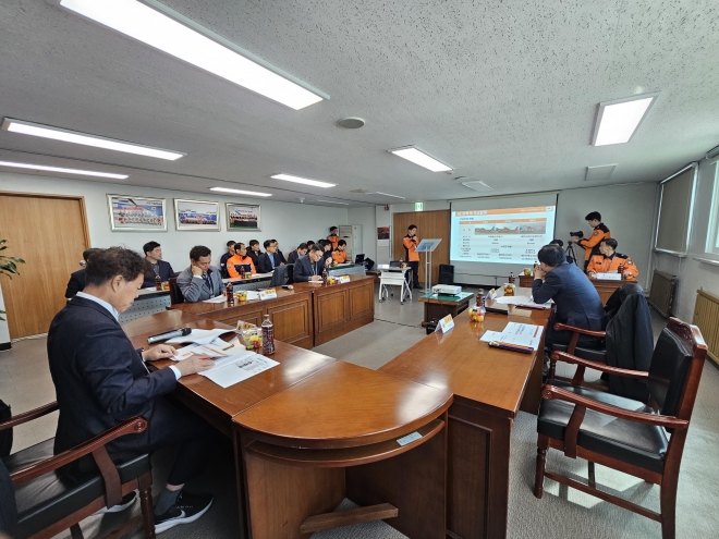 119항공대의 주요업무와 운영현황 등에 대해 보고받고 있는 도시안전건설위원회(위원장 송도호)