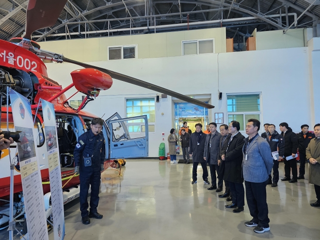 도시안전건설위원회는 격납고와 관련 장비를 전체적으로 점검하는 한편, 운영 중인 소방헬기 3기 중 노후헬기에 대한 문제점 등을 집중적으로 점검했다.