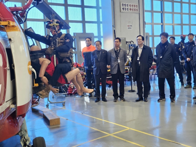도시안전건설위원회는 격납고와 관련 장비를 전체적으로 점검하는 한편, 운영 중인 소방헬기 3기 중 노후헬기에 대한 문제점 등을 집중적으로 점검했다.