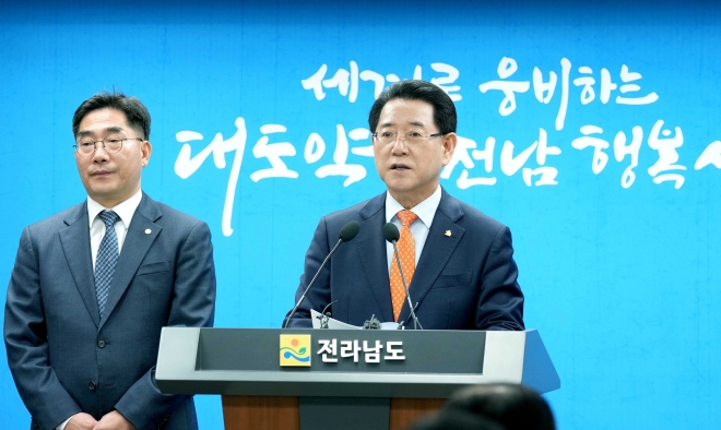 김영록 전라남도지사가 13일 도청 브리핑룸에서 이병운 순천대 총장과 함께 “국립순천대학교의 ‘글로컬대학 본지정’을 적극 환영하며 순천대를 지역발전 거점대로 집중 육성하겠다”고 밝히고 있다.