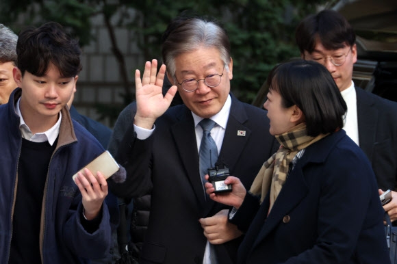 이재명 더불어민주당 대표가 10일 오전 서울 서초구 서울중앙지법에서 열린 공직선거법 위반 관련 1심 공판에 출석하며 지지자들을 향해 손을 흔들고 있다. 2023.11.10 연합뉴스