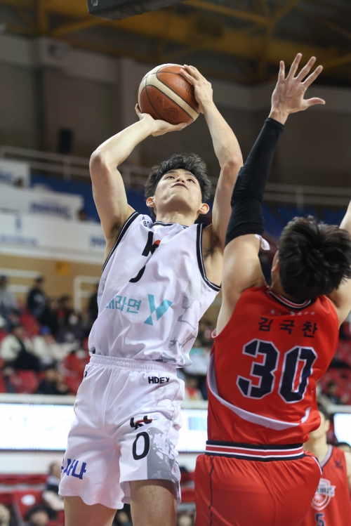 13일 울산 현대모비스 골밑으 공략하는 수원 kt 하윤기. KBL 제공