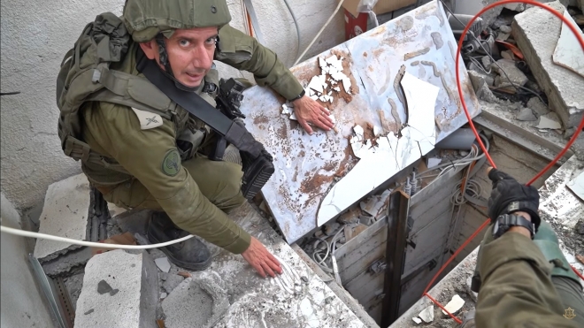 이스라엘군(IDF)은 13일(현지시간) 팔레스타인 가자지구 가자시티 란티시 병원 지하에서 하마스의 지휘통제소를 발견했다고 밝혔다. 병원 지하 하마스 지휘소를 직접 찾은  IDF 국제대변인 다니엘 하가리 소장은 “병원 지하실에서 하마스 지휘통제소와 자살조끼, 수류탄, AK-47 소총, 폭발물, 휴대용 로켓포(RPG) 등을 발견했다. 또 하마스가 인질들을 억류했던 흔적도 찾았다”고 말했다. 2023.11.13 이스라엘군