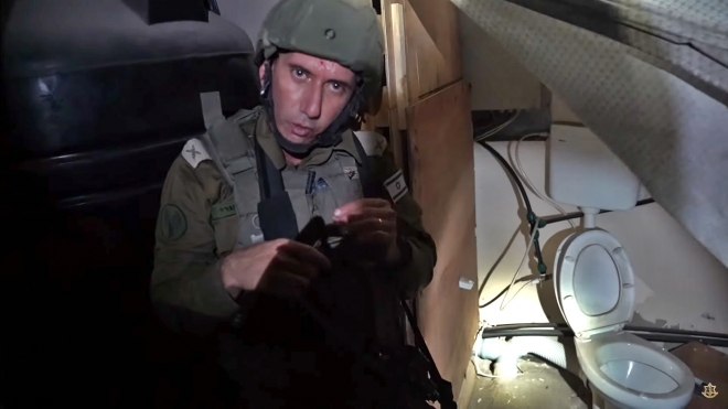 이스라엘군(IDF)은 13일(현지시간) 팔레스타인 가자지구 가자시티 란티시 병원 지하에서 하마스의 지휘통제소를 발견했다고 밝혔다. 병원 지하 하마스 지휘소를 직접 찾은  IDF 국제대변인 다니엘 하가리 소장은 “병원 지하실에서 하마스 지휘통제소와 자살조끼, 수류탄, AK-47 소총, 폭발물, 휴대용 로켓포(RPG) 등을 발견했다. 또 하마스가 인질들을 억류했던 흔적도 찾았다”고 말했다. 2023.11.13 이스라엘군