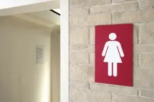 “평소 취미”…교복입고 여장한 채 女화장실 배회한 40대男