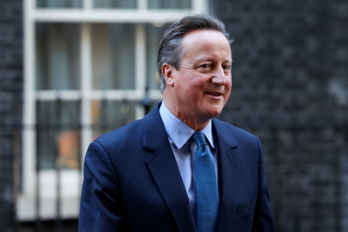 데이비드 캐머런 전 영국 총리가 13일(현지시간) 총리실 밖을 걷고 있다. 그는 이날 신임 외무부 장관으로 임명됐다. 런던 로이터 연합뉴스