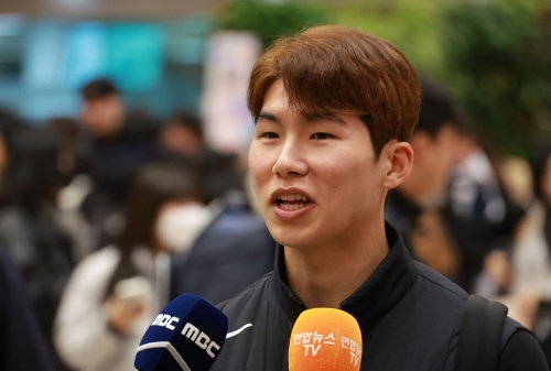 아시안프로야구챔피언십(APBC) 한국 야구대표팀의 주장 김혜성이 14일 김포공항에서 취재진 질문에 답하고 있다.