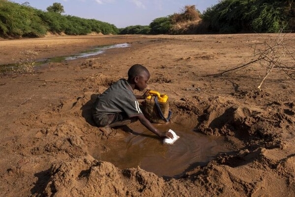 식수 부족으로 웅덩이에서 물을 긷고 있는 아프리카 어린이. 유엔 국제아동기금(UNICEF)