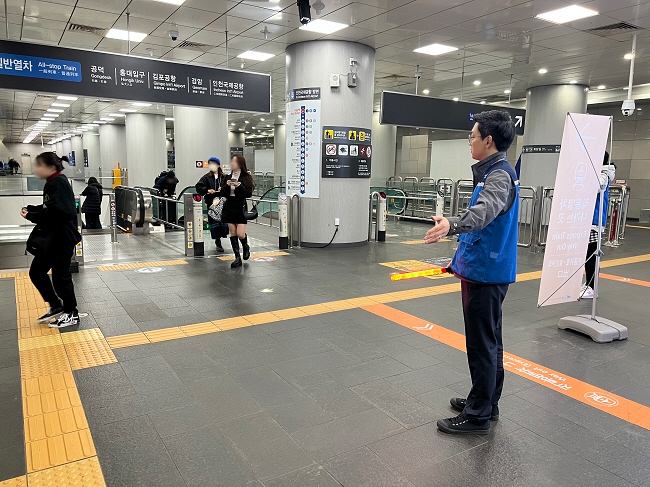 공항철도 서울역에서 역무원이 고객을 안내하는 모습. 공항철도 제공