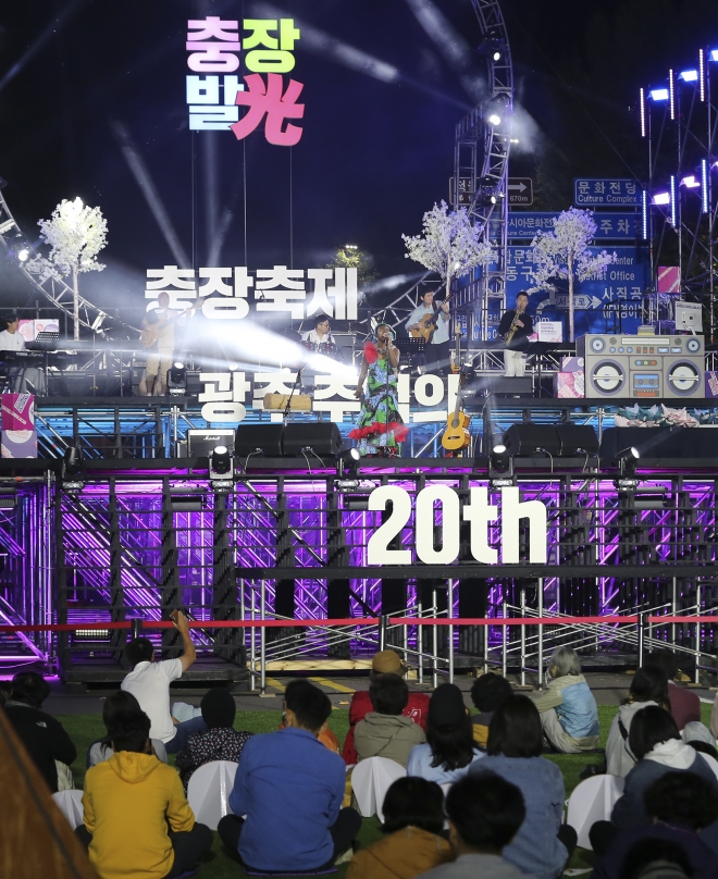 광주 동구 ‘충장축제’는 광주를 넘어 대한민국 대표 축제로 성장했다. 올가을 열린 제20회 충장축제에는 전국에서 80만명이 다녀갔다. 광주 동구 제공