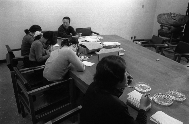 학교별로 입시 채점 KIST에서 학교 교직원들이 대입 예비고사를  채점하고 있다. 1971.12. 1 서울신문 사진창고