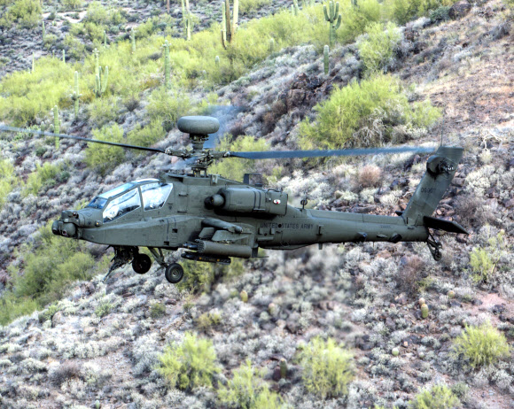 공대지유도탄 ‘헬파이어’ 장착이 가능한 미국 대형공격헬기 ‘아파치 가디언’(AH-64E). 서울신문DB