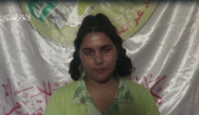 가자지구로 끌혀간 뒤 사망한 것으로 확인된 여군이 하마스의 영상에 등장한 모습. 소셜미디어 엑스(X) 캡처