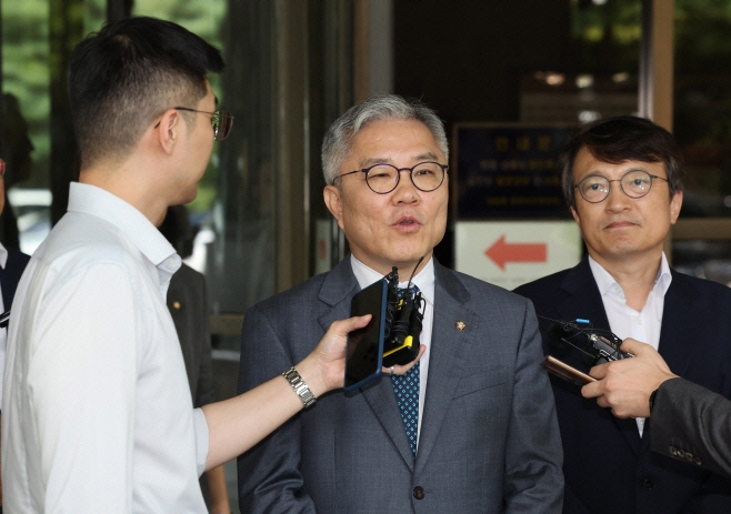 1심 재판에서 무죄를 받은 최강욱 전 더불어민주당 의원이 소감을 발표하고 있다. 연합뉴스