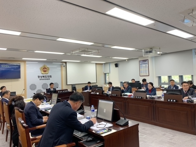지난 13일 문화관광체육국 행정사무감사를 실시한 경북도의회 문화환경위원회(위원장 김대일). 경북도의회 제공