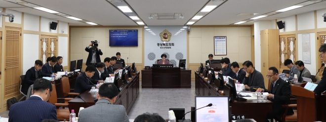 지난 14일 농축산유통국 및 농업기술원 행정사무감사를 실시한 경북도의회 농수산위원회(위원장 남영숙). 경북도의회 제공