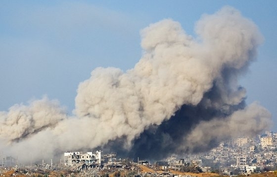 15일(현지시간) 이스라엘 남부에서 본 가자지구 폭발장면. 로이터 연합뉴스