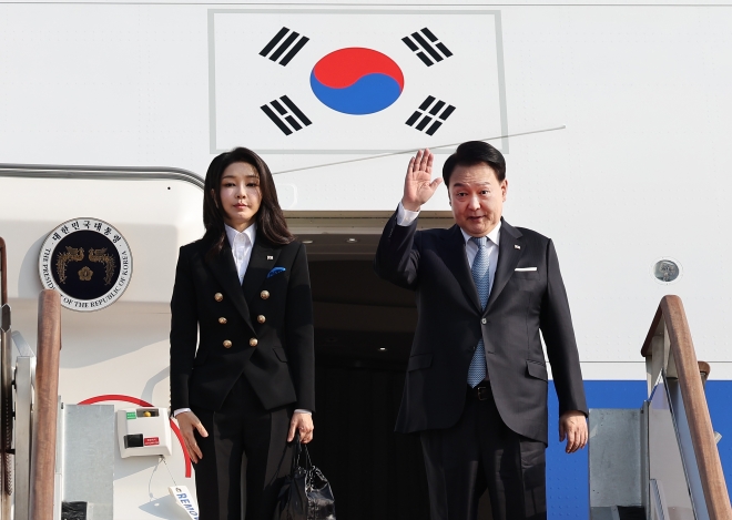 尹대통령 부부 출국