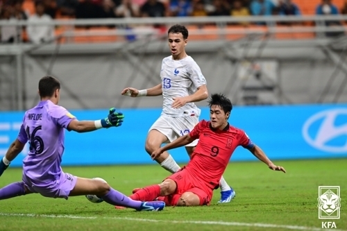 한국 남자 17세 이하(U-17) 축구 국가대표 김명준이 15일(한국시간) 인도네시아 자카르타의 인터내셔널 스타디움에서 2023 국제축구연맹(FIFA) U-17 월드컵 조별리그 프랑스와의 E조 예선 2차전에서 슈팅하고 있다. 대한축구협회 제공