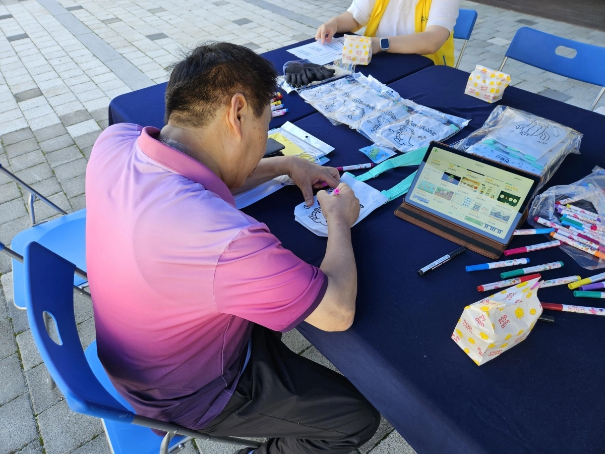 서울 송파구의 한 주민이 ‘송파구 찾아가는 치매안심센터’에서 치매선별검사를 받고 있다. 송파구 제공