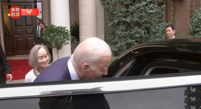 조 바이든 미국 대통령이 15(현지시간) 미국 샌프란시스코에서 시진핑 중국 국가주석의 의전차량 내부를 살펴보고 있다. CCTV 캡처