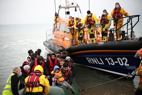 영국 남동부 해안에서 구조딘체의 안내를 받아 안전한 곳으로 자리를 옮기고 있는 이주민들. 던지니스 로이터 연합뉴스
