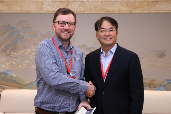 샘 브로우턴 세계지방정부연합 아태지부 공동회장(좌)과 이동환 고양특례시장(우)이 16일 차기총회 개최지 결정 직후 악수하며 기념사진을 찍고 있다.[고양시 제공]