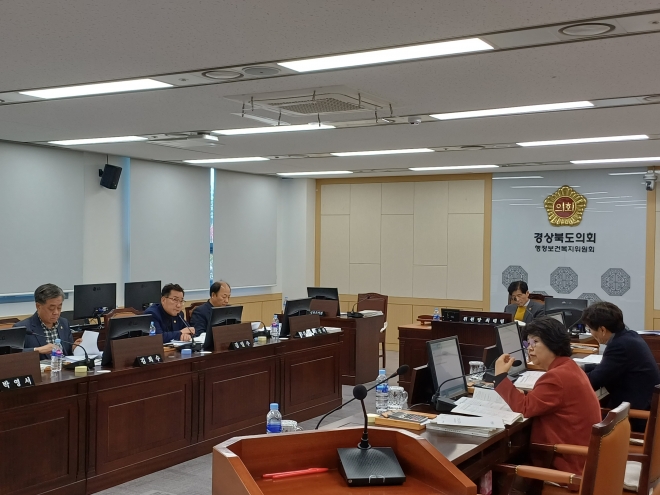 지난 14일 감사관, 여성아동정책관에 대한 행정사무감사를 실시한 경북도의회 행정보건복지위원회(위원장 최태림). 경북도의회 제공