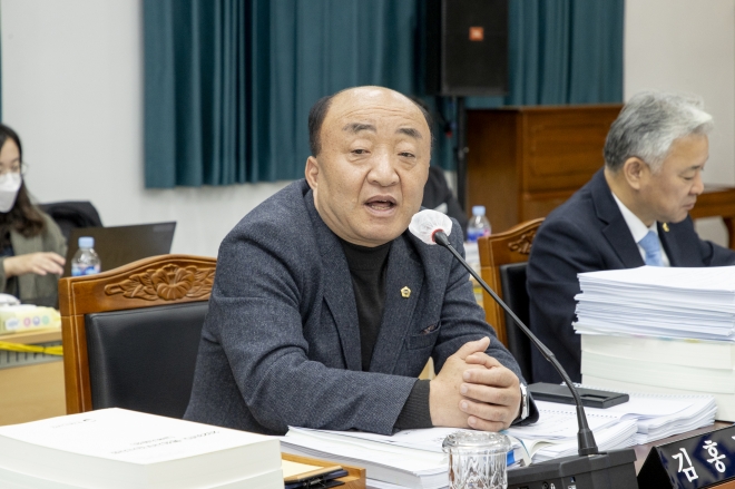 김천·상주·문경교육지원청 2023년 행정사무감사에서 질의중인 김홍구 의원. 경북도의회 제공