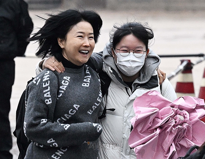 2024학년도 대학수학능력시험일인 16일 서울 이화여자외국어고등학교에서 수험생과 학부모가 미소를 짓고 있다. 2023.11.16 오장환 기자