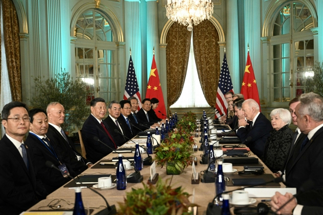 조 바이든(오른쪽 줄 앞에서 네 번째) 미국 대통령과 시진핑(왼쪽 줄 앞에서 네 번째) 중국 국가주석이 15일(현지시간) 미 캘리포니아주 우드사이드 파일롤리 에스테이트에서 정상회담을 하고 있다. 우드사이드 AFP 연합뉴스