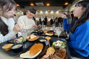 최고급 스테이크가 4900원… 학식 즐기는 인제대 학생들