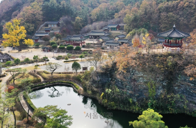 조옹대와 용천 쪽에서 본 임고서원.