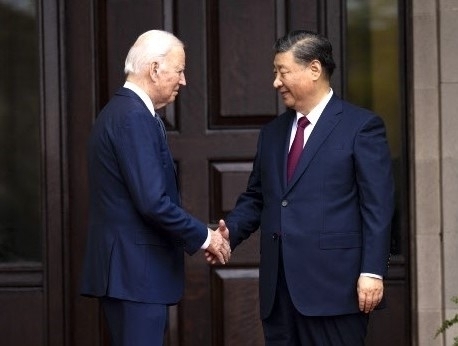 조 바이든(왼쪽) 미국 대통령과 시진핑 중국 국가주석이 15일(현지시간) 미국 샌프란시스코에서 정상회담을 갖기 전 악수를 나누고 있다.  샌프란시스코 AP 연합뉴스
