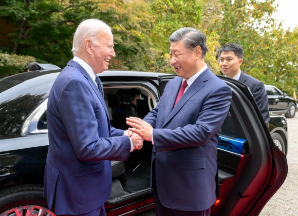 조 바이든(왼쪽) 미국 대통령과 시진핑 중국 국가주석이 지난 15일(현지시간) 미국 캘리포니아 샌프란시스코에서 열린 미중 정상회담을 마치고 시 주석의 차 옆에서 악수를 나누고 있다. 샌프란시스코 EPA 연합뉴스