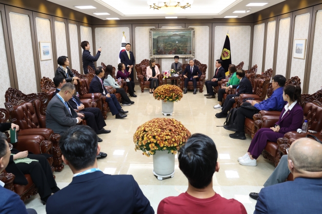 지난 16일 세계한인정치인협의회 대표단을 접견한 김현기 서울시의회 의장