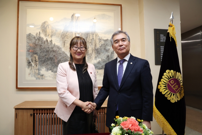 세계한인정치인협의회 회장인 연아 마틴(Yona Kim-Martin) 캐나다 상원의원(왼쪽)과 김현기 의장